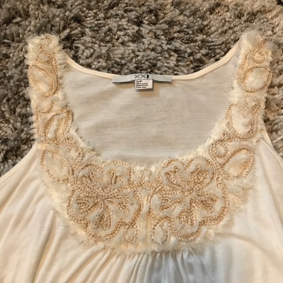 White tank top with gold accent - Picture 2 of 4